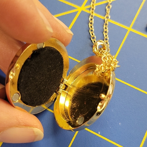 22" + 2" Gold Tone Chain Diffuser Necklace - Picture 3 of 7